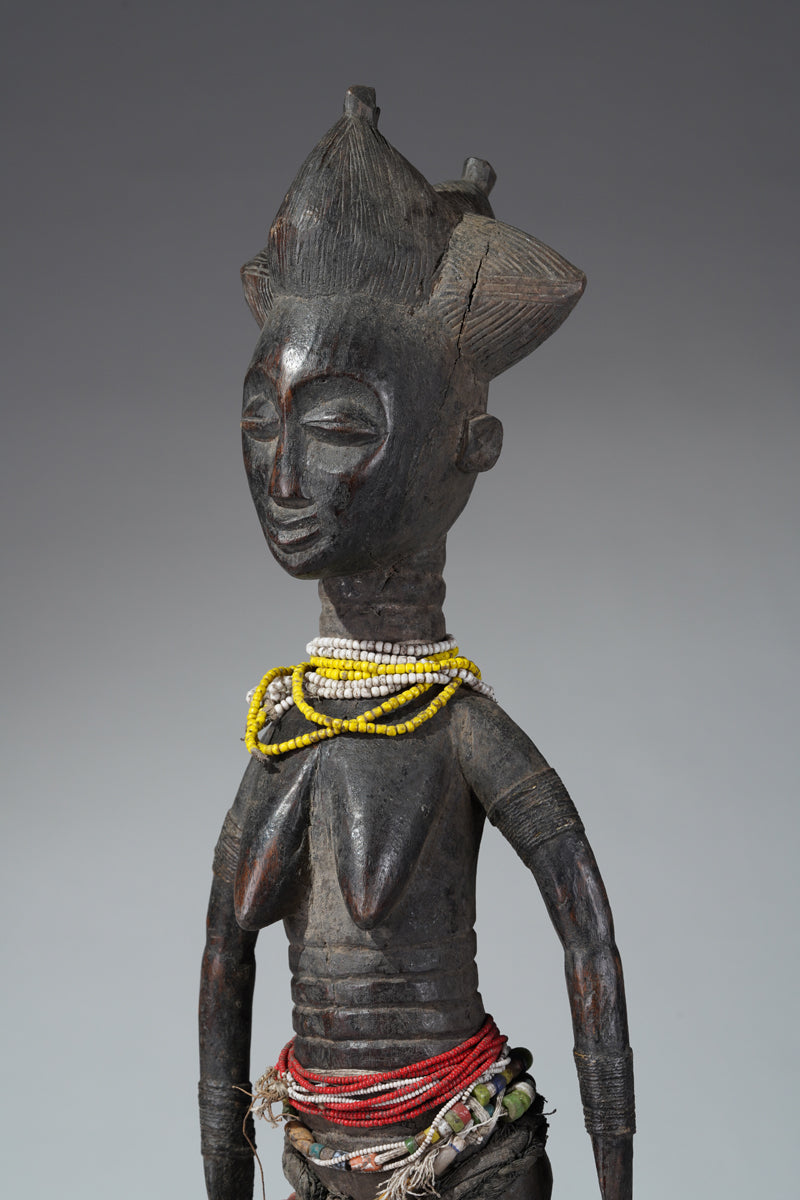 An Attié statue couple