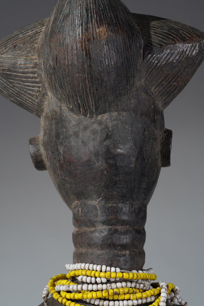 An Attié statue couple