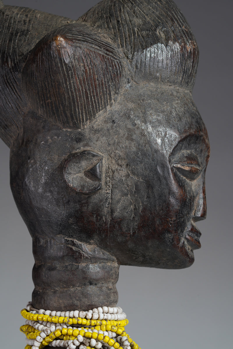 An Attié statue couple