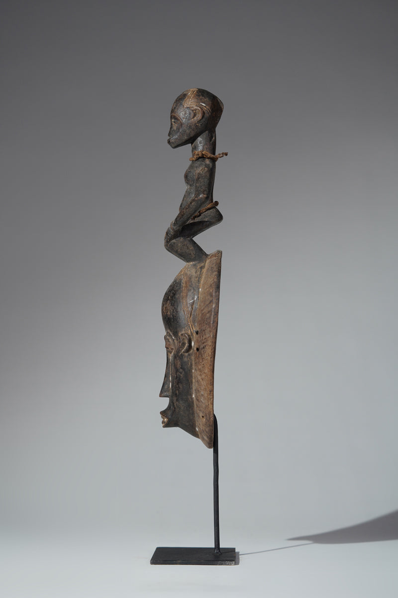 This mask belongs to the cultural context of the Baule
