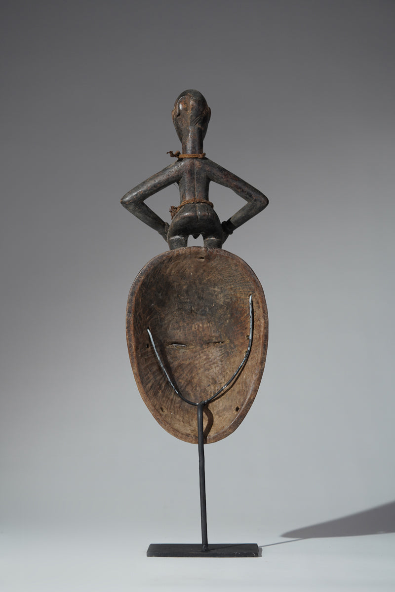 This mask belongs to the cultural context of the Baule