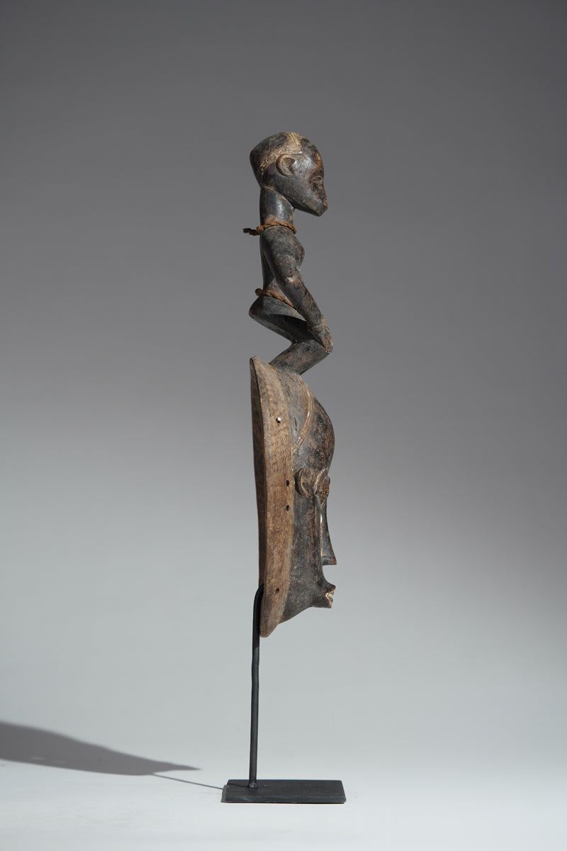 This mask belongs to the cultural context of the Baule