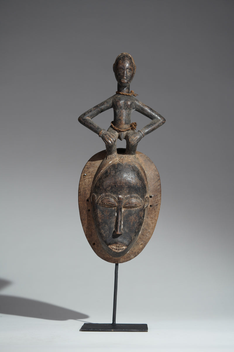 This mask belongs to the cultural context of the Baule