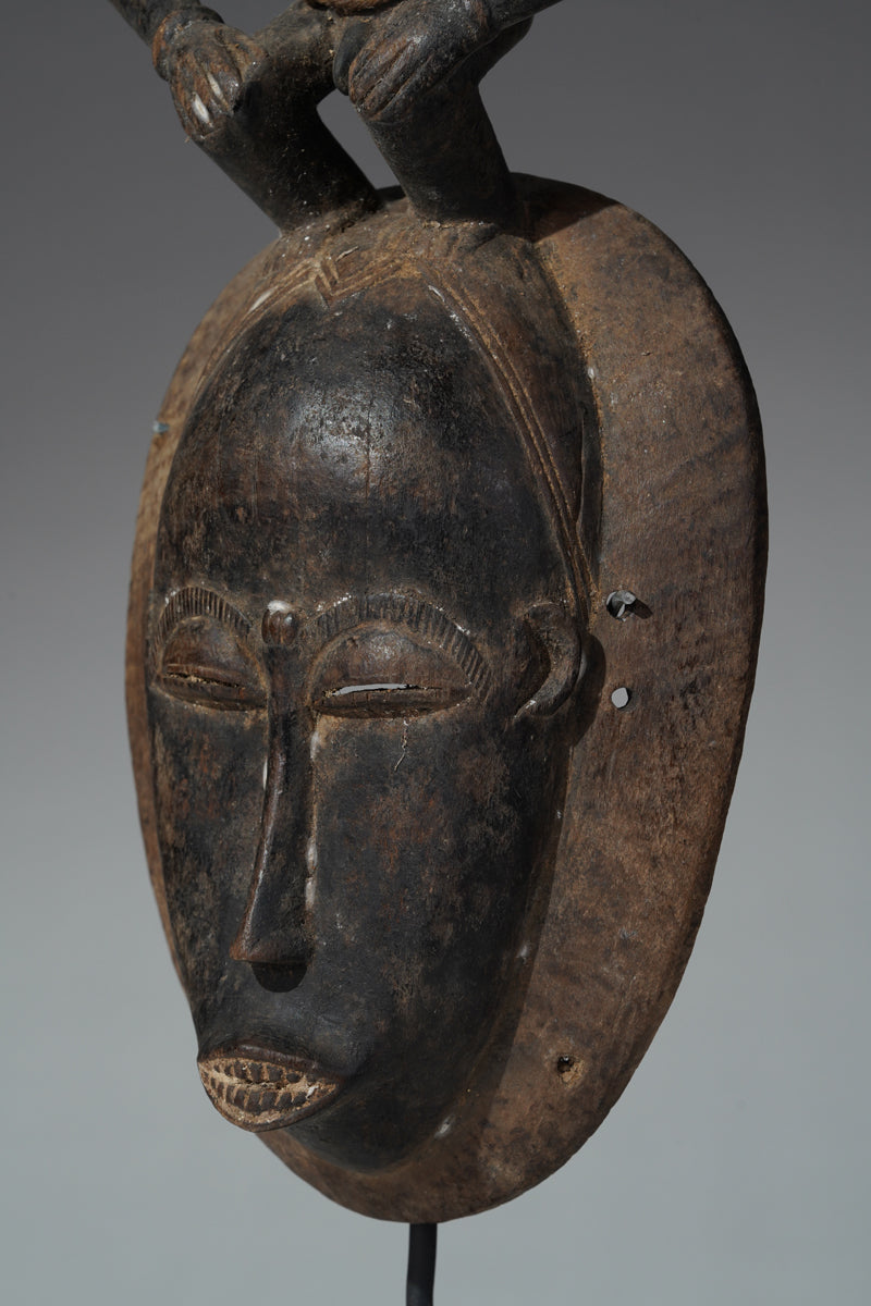 This mask belongs to the cultural context of the Baule