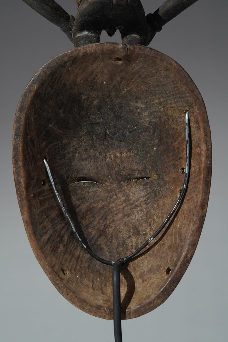 This mask belongs to the cultural context of the Baule