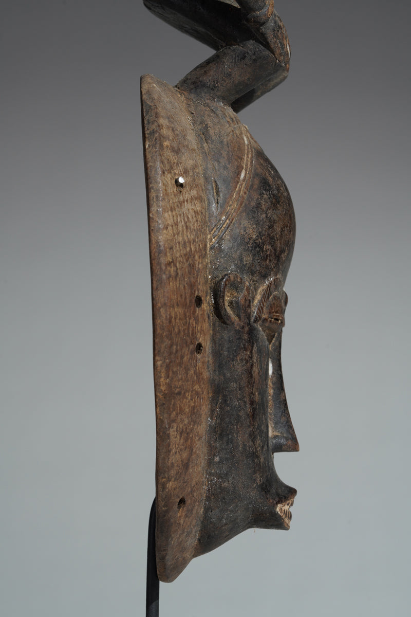 This mask belongs to the cultural context of the Baule
