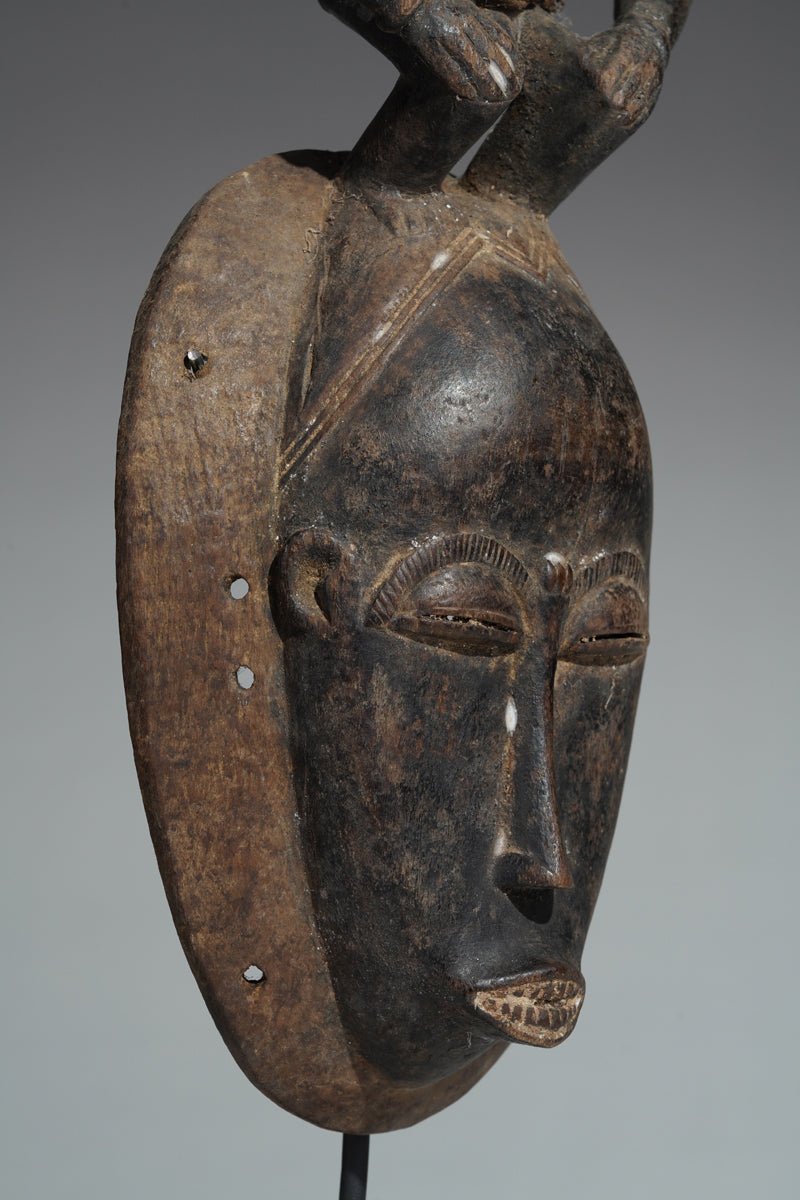 This mask belongs to the cultural context of the Baule