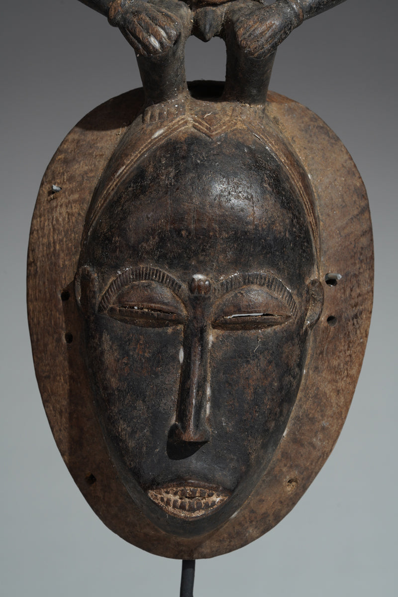 This mask belongs to the cultural context of the Baule