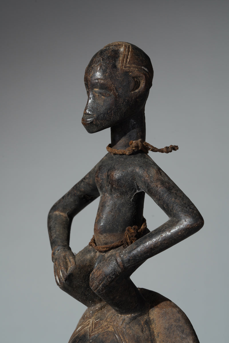 This mask belongs to the cultural context of the Baule