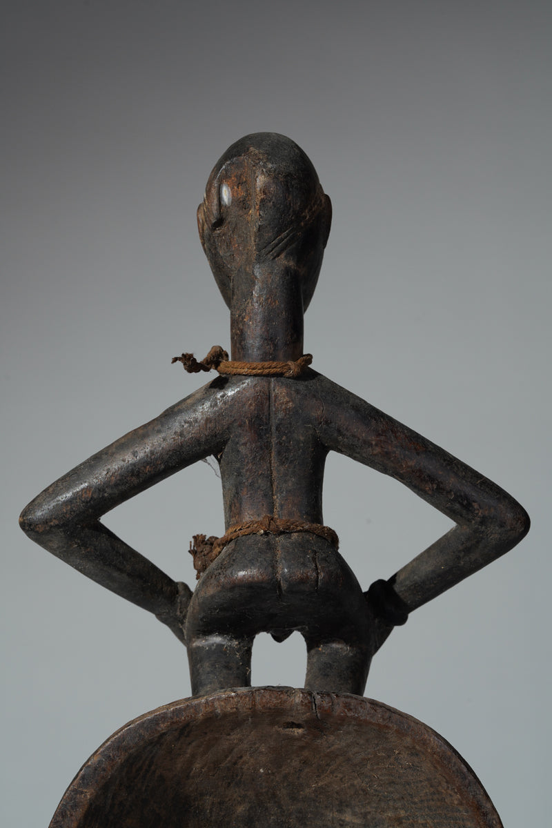 This mask belongs to the cultural context of the Baule