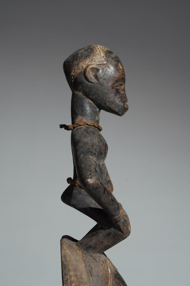 This mask belongs to the cultural context of the Baule