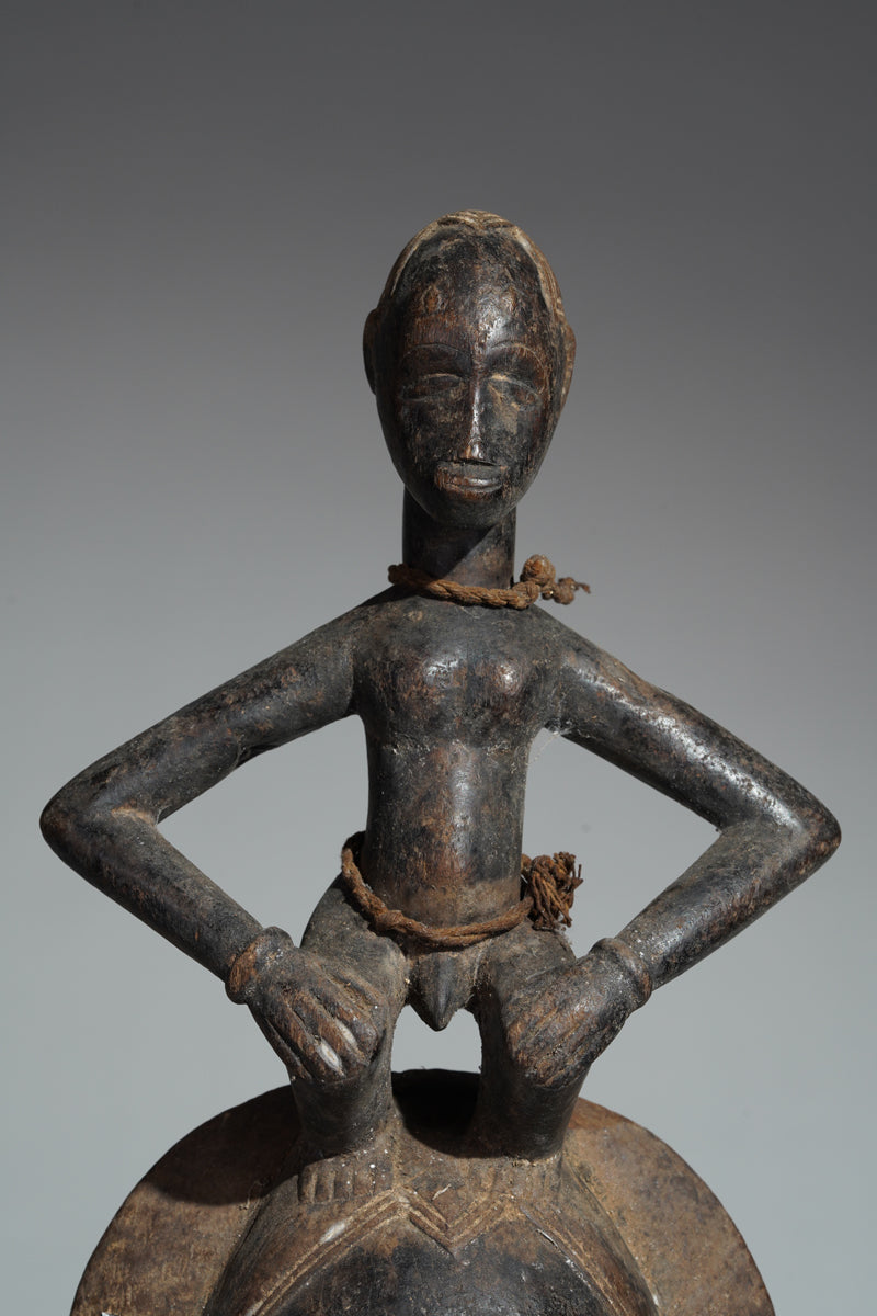 This mask belongs to the cultural context of the Baule