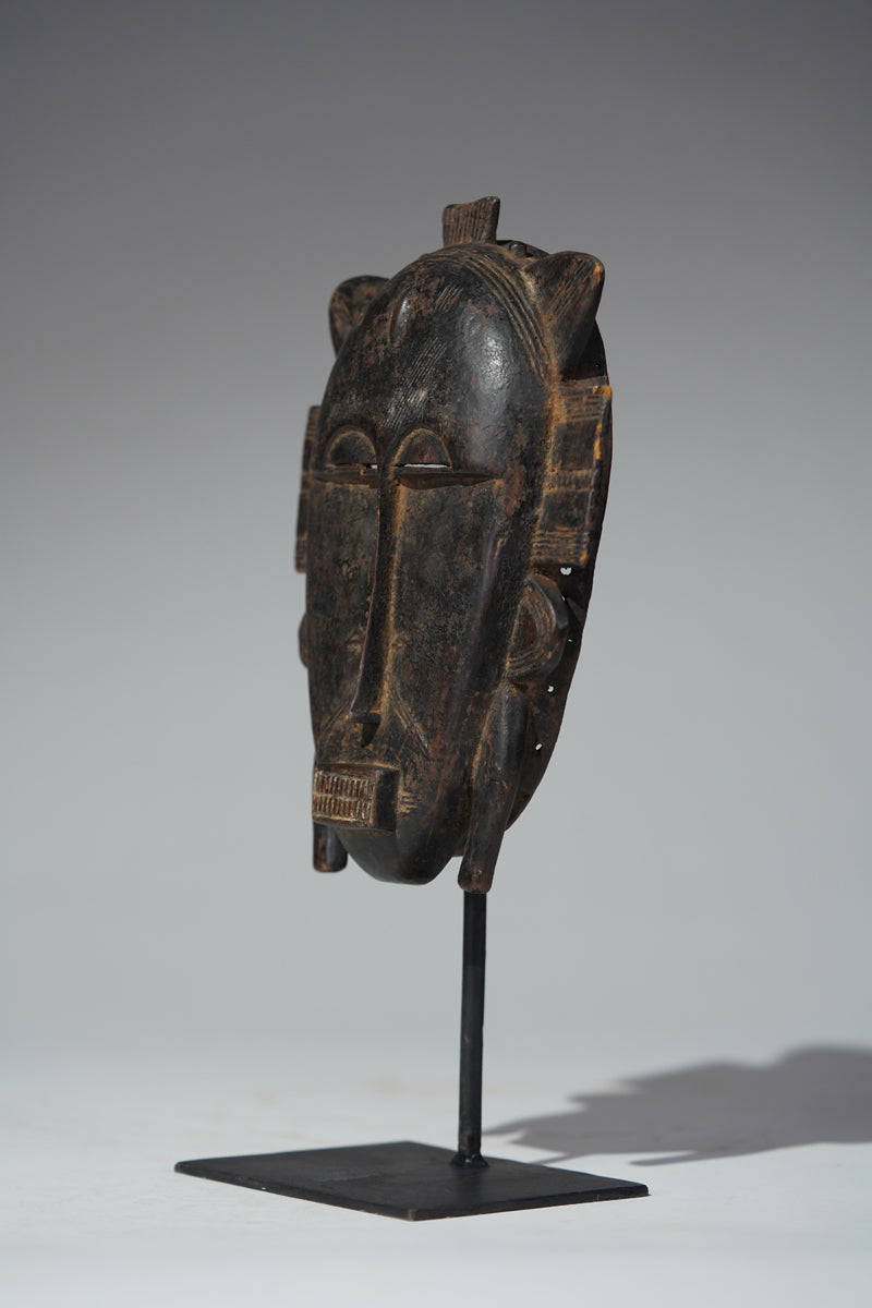 This mask belongs to the cultural context of the Senufo people