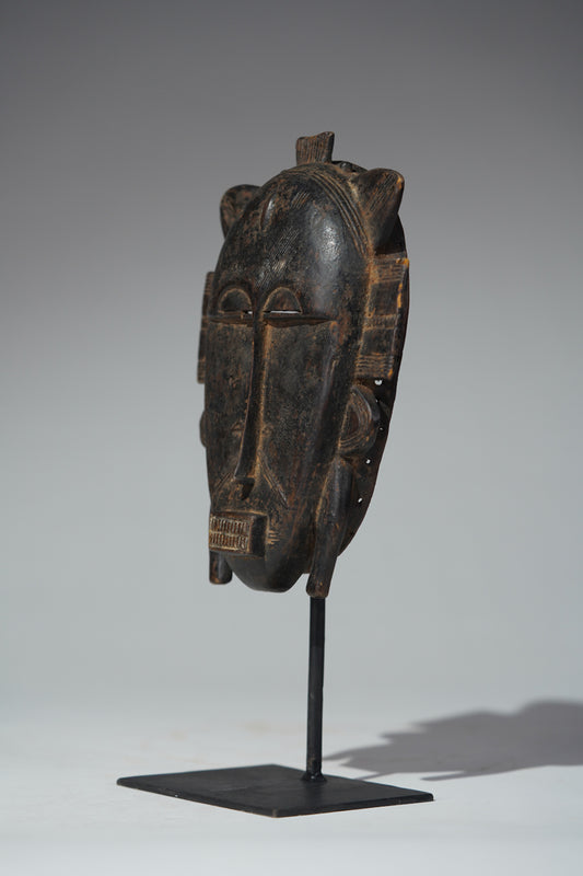 This mask belongs to the cultural context of the Senufo people