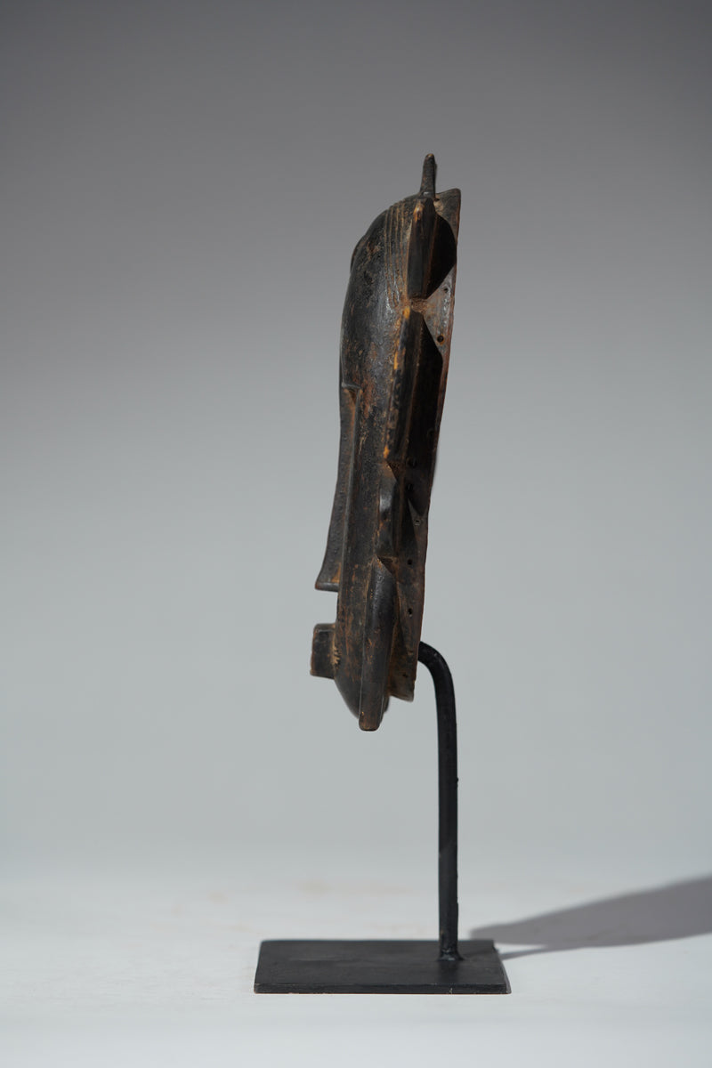 This mask belongs to the cultural context of the Senufo people