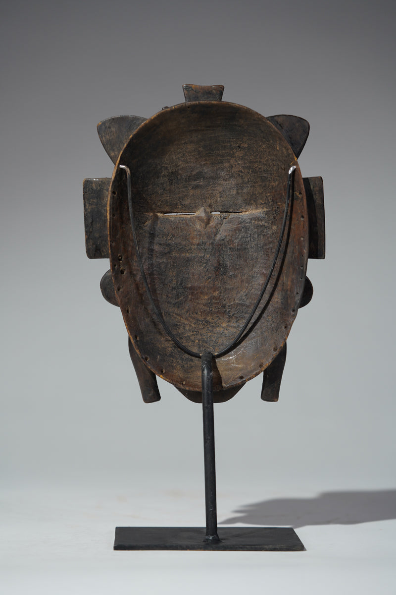 This mask belongs to the cultural context of the Senufo people