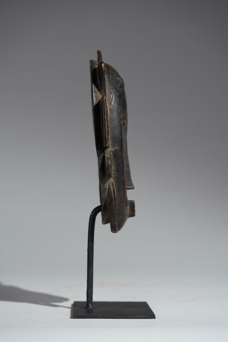 This mask belongs to the cultural context of the Senufo people