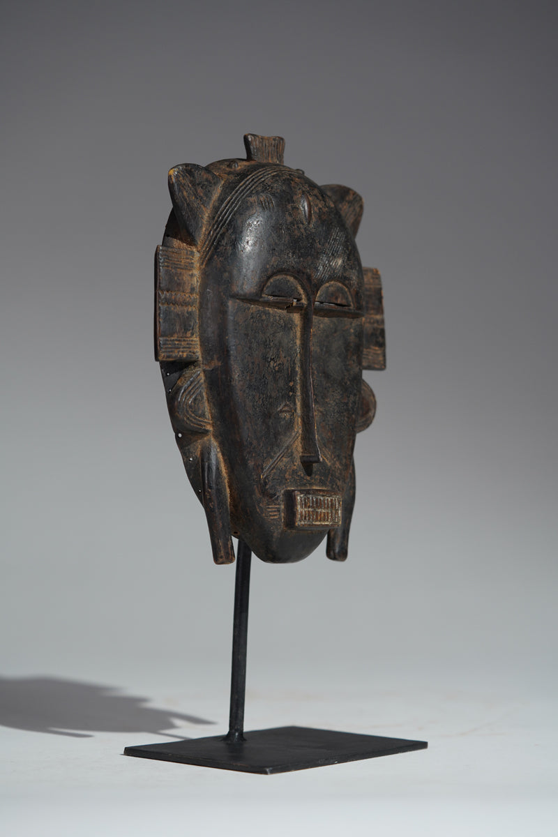 This mask belongs to the cultural context of the Senufo people