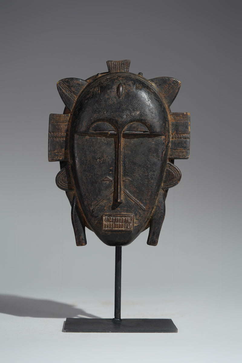 This mask belongs to the cultural context of the Senufo people