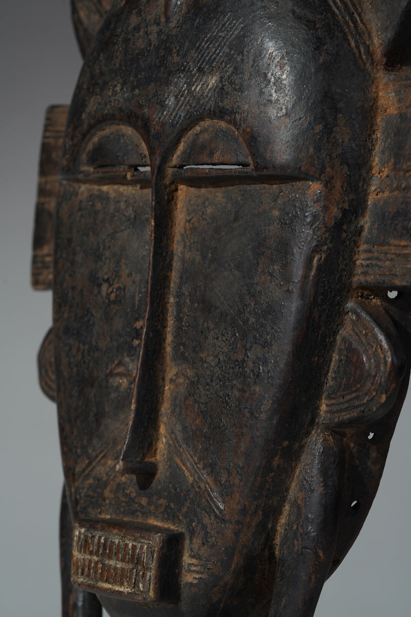 This mask belongs to the cultural context of the Senufo people