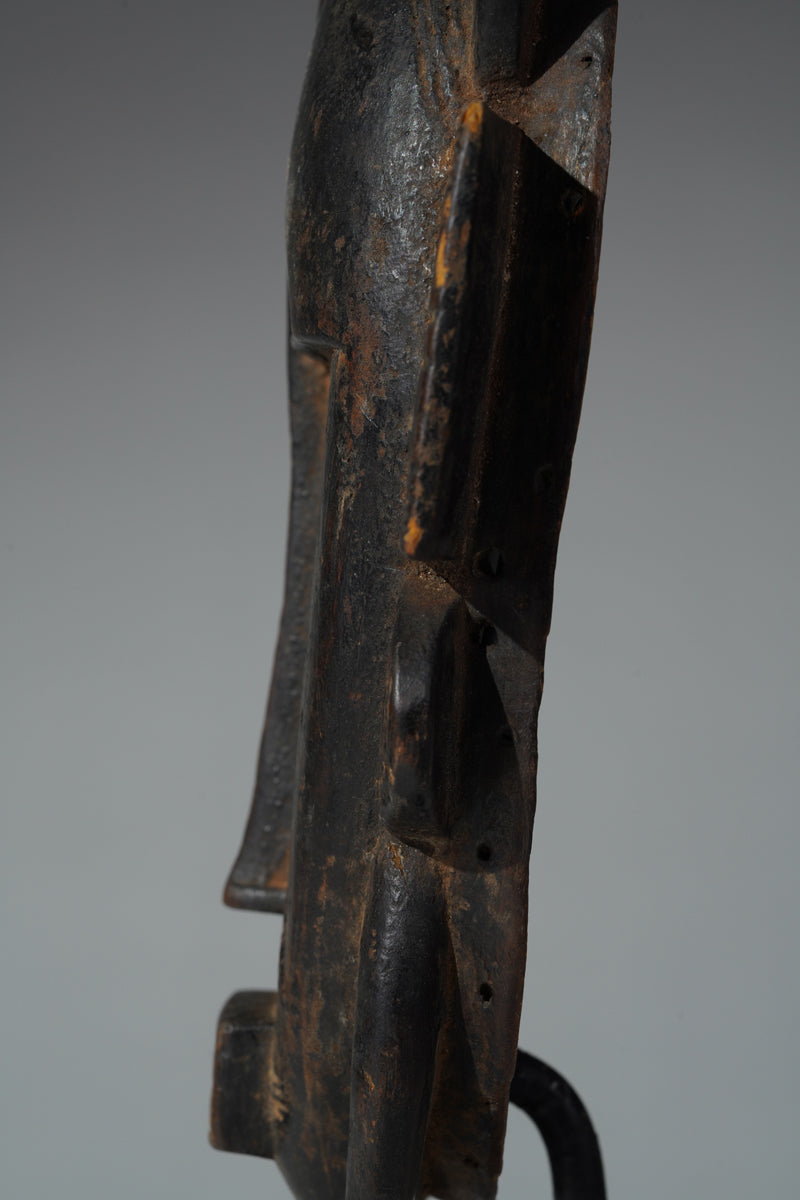 This mask belongs to the cultural context of the Senufo people