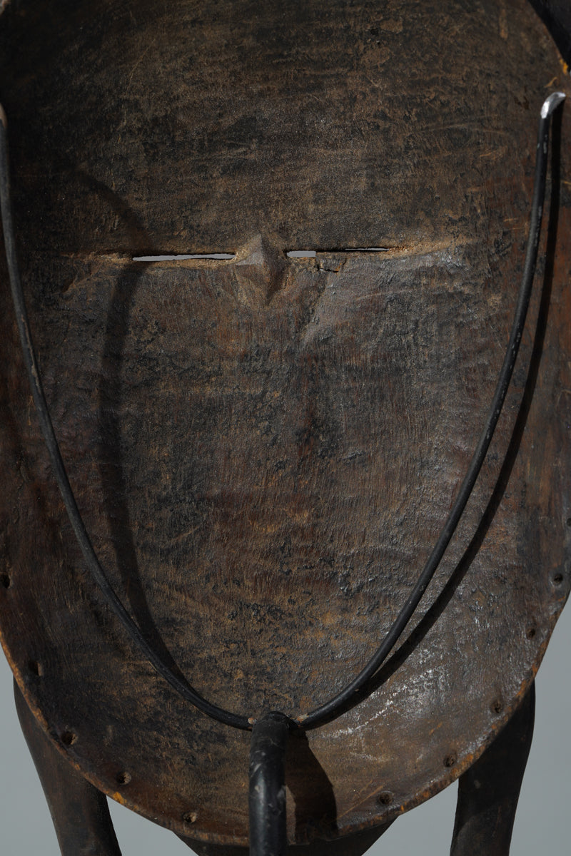 This mask belongs to the cultural context of the Senufo people