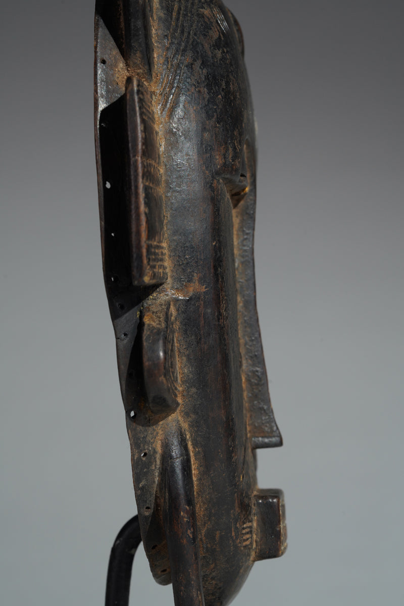 This mask belongs to the cultural context of the Senufo people