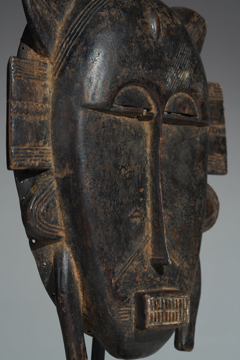 This mask belongs to the cultural context of the Senufo people