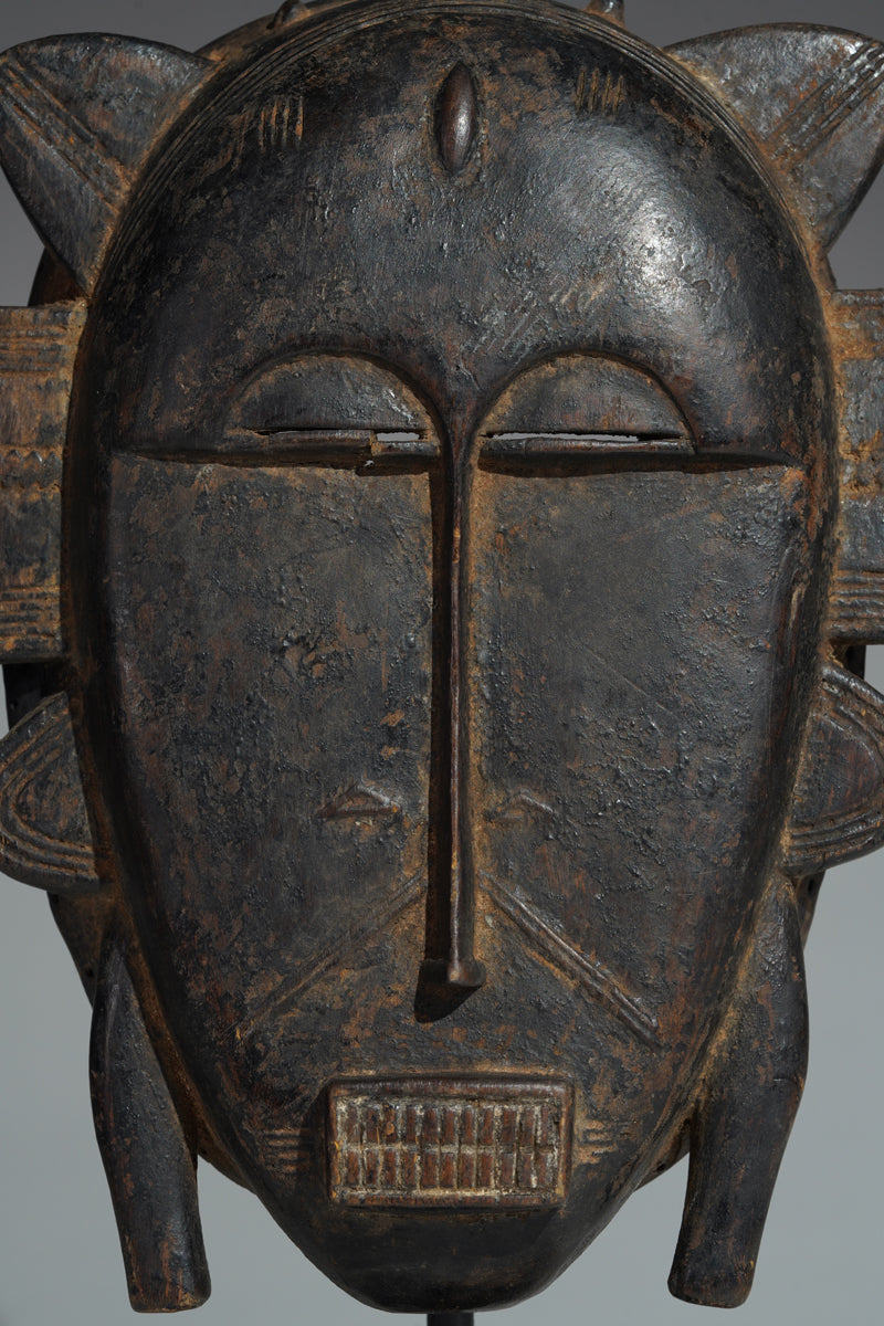 This mask belongs to the cultural context of the Senufo people