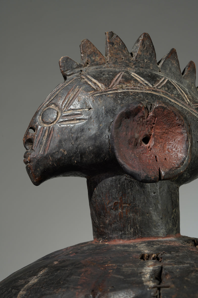 A Mumuye shoulder mask