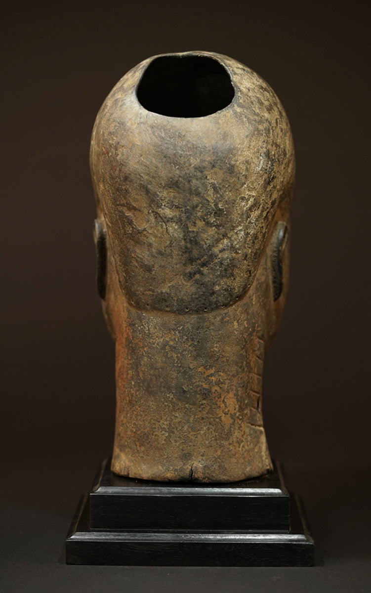 The bronze head of a young Oba
