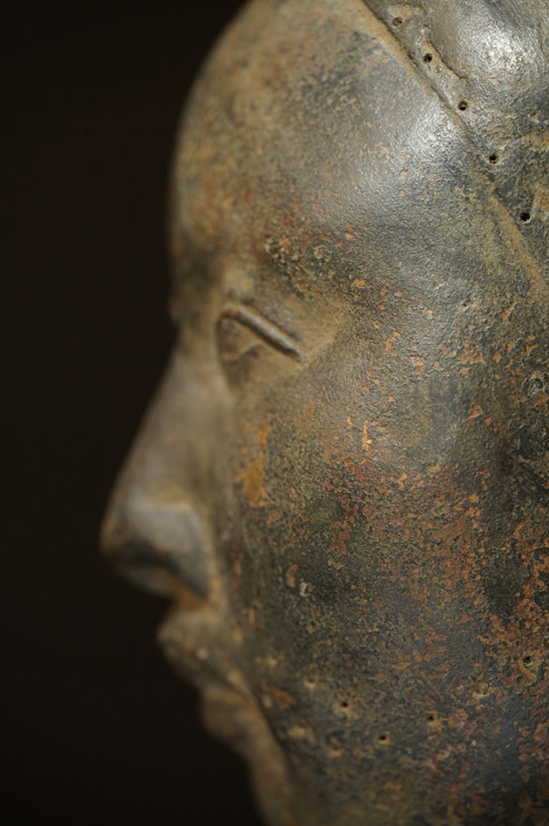 The bronze head of a young Oba