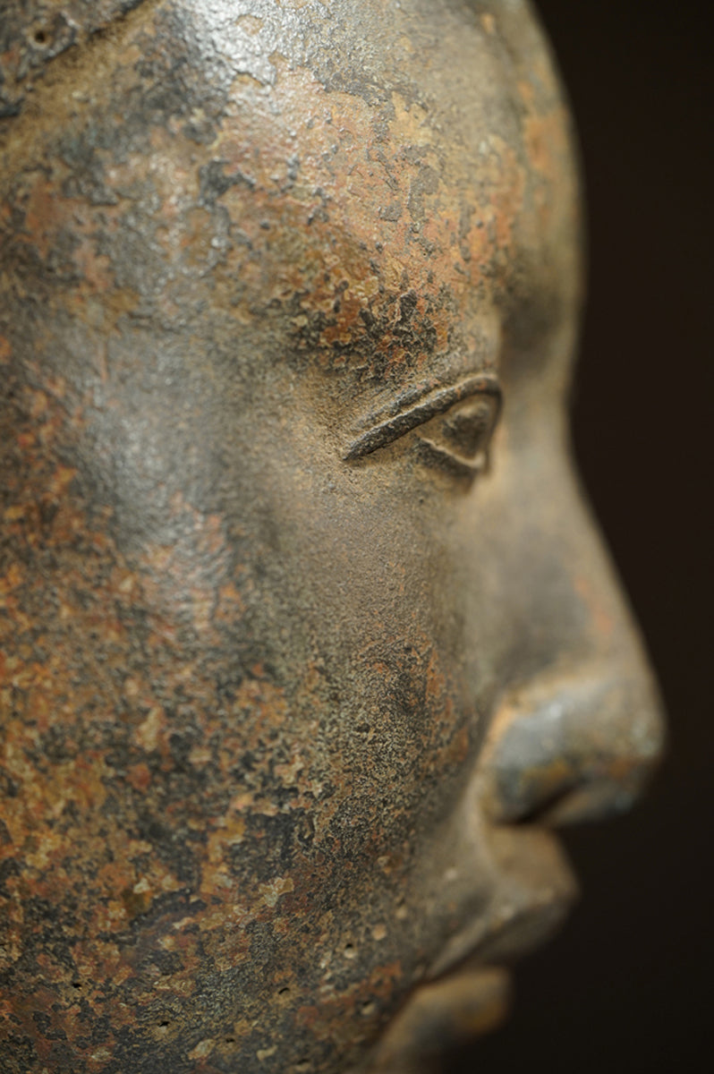 The bronze head of a young Oba