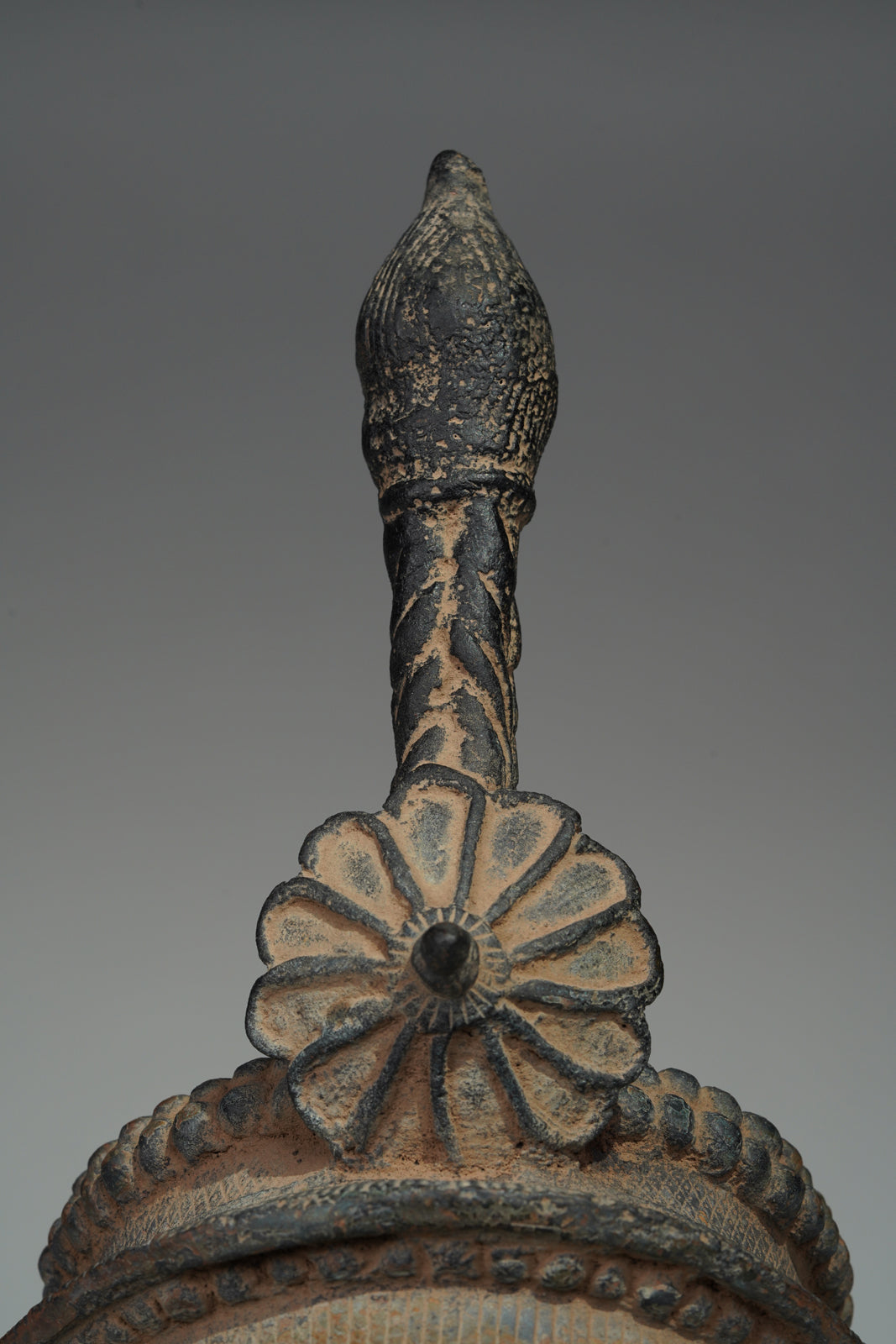 This imposing crowned head