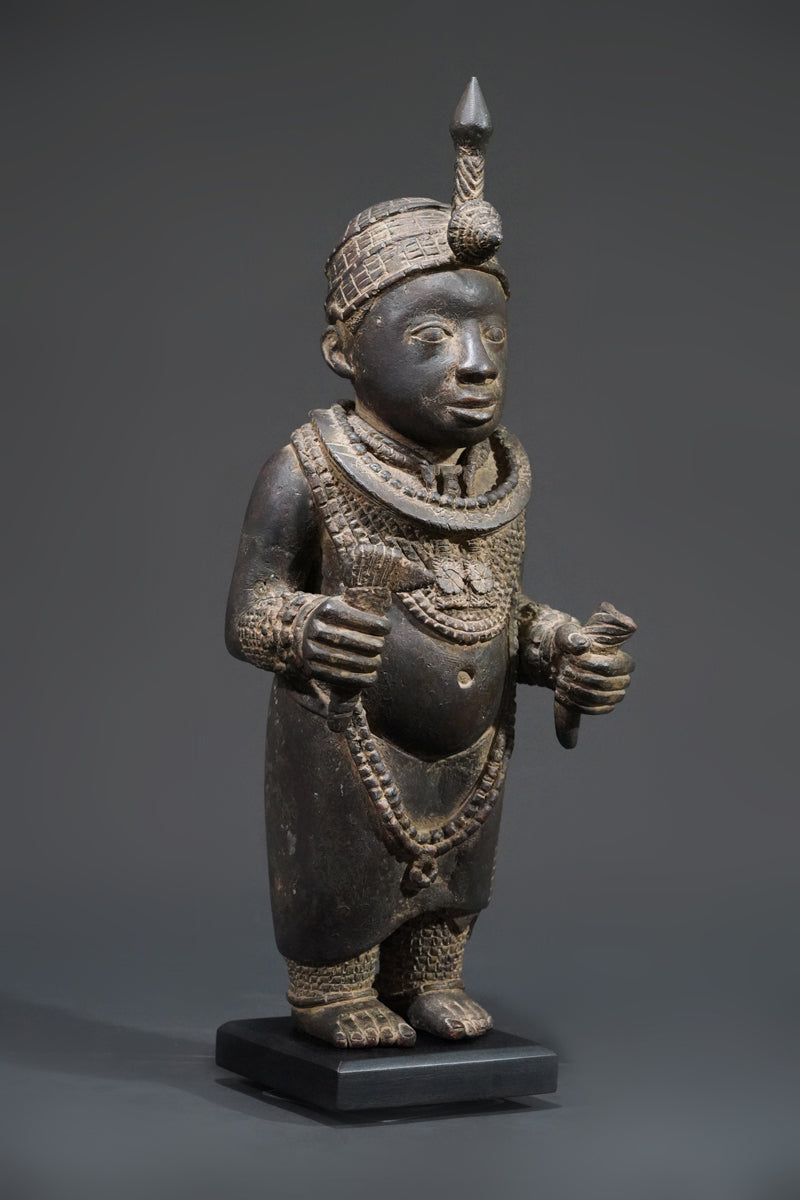 A bronze sculpture of an Ooni (Oba)