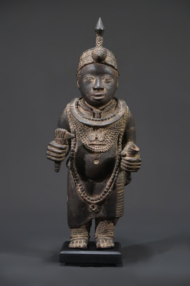 A bronze sculpture of an Ooni (Oba)