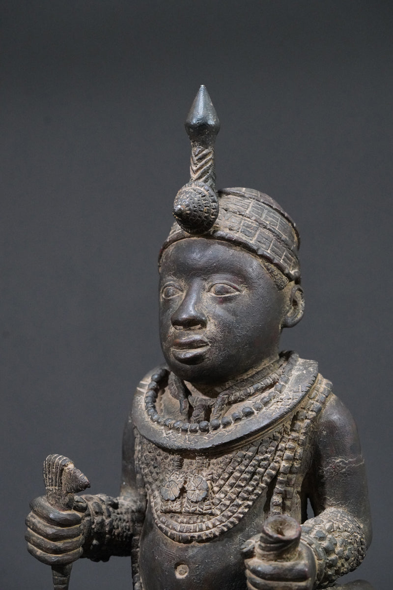 A bronze sculpture of an Ooni (Oba)