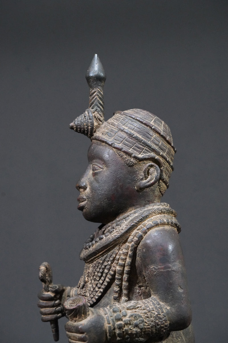 A bronze sculpture of an Ooni (Oba)