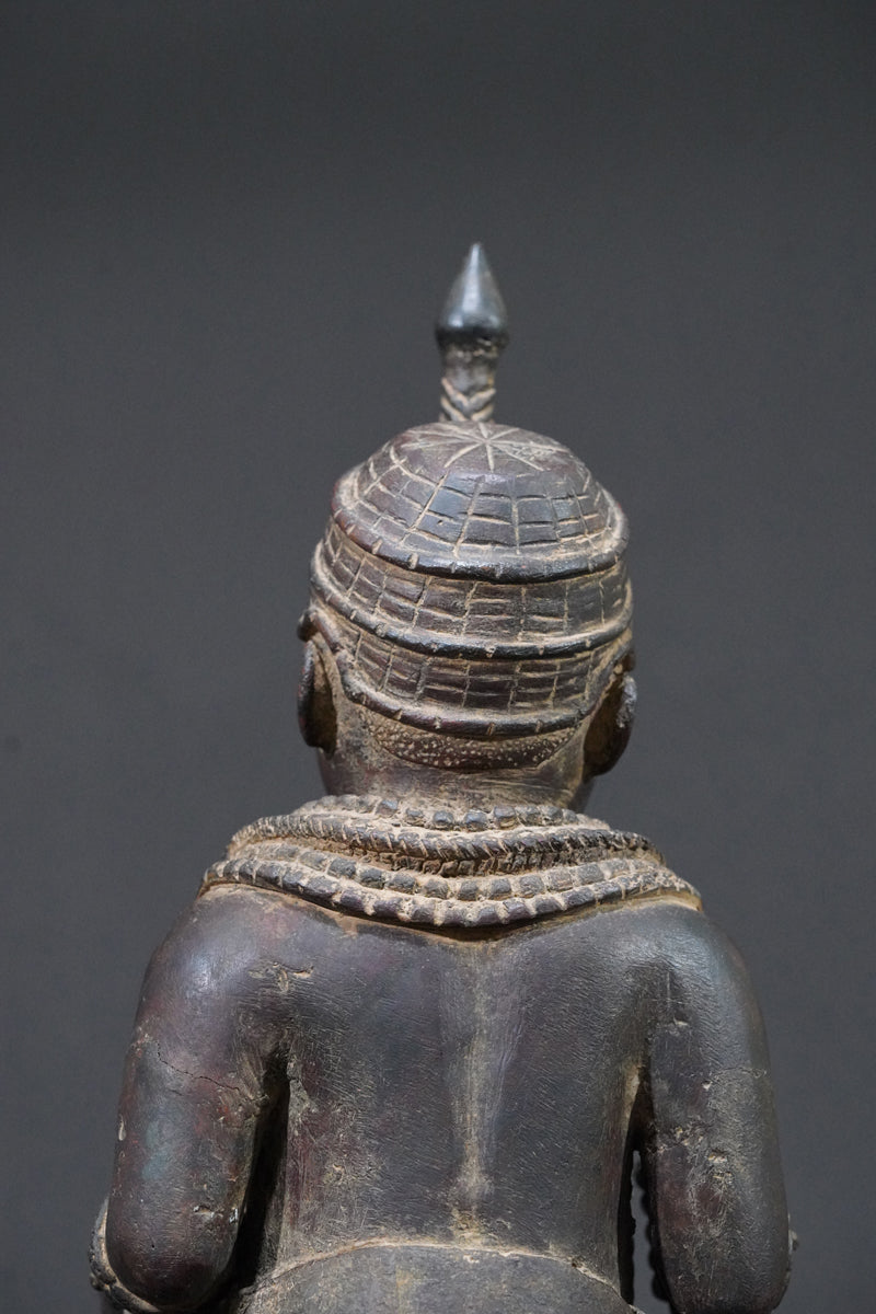 A bronze sculpture of an Ooni (Oba)