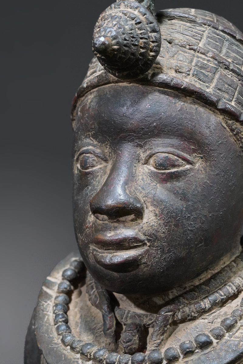 A bronze sculpture of an Ooni (Oba)