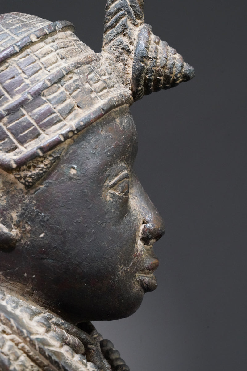A bronze sculpture of an Ooni (Oba)