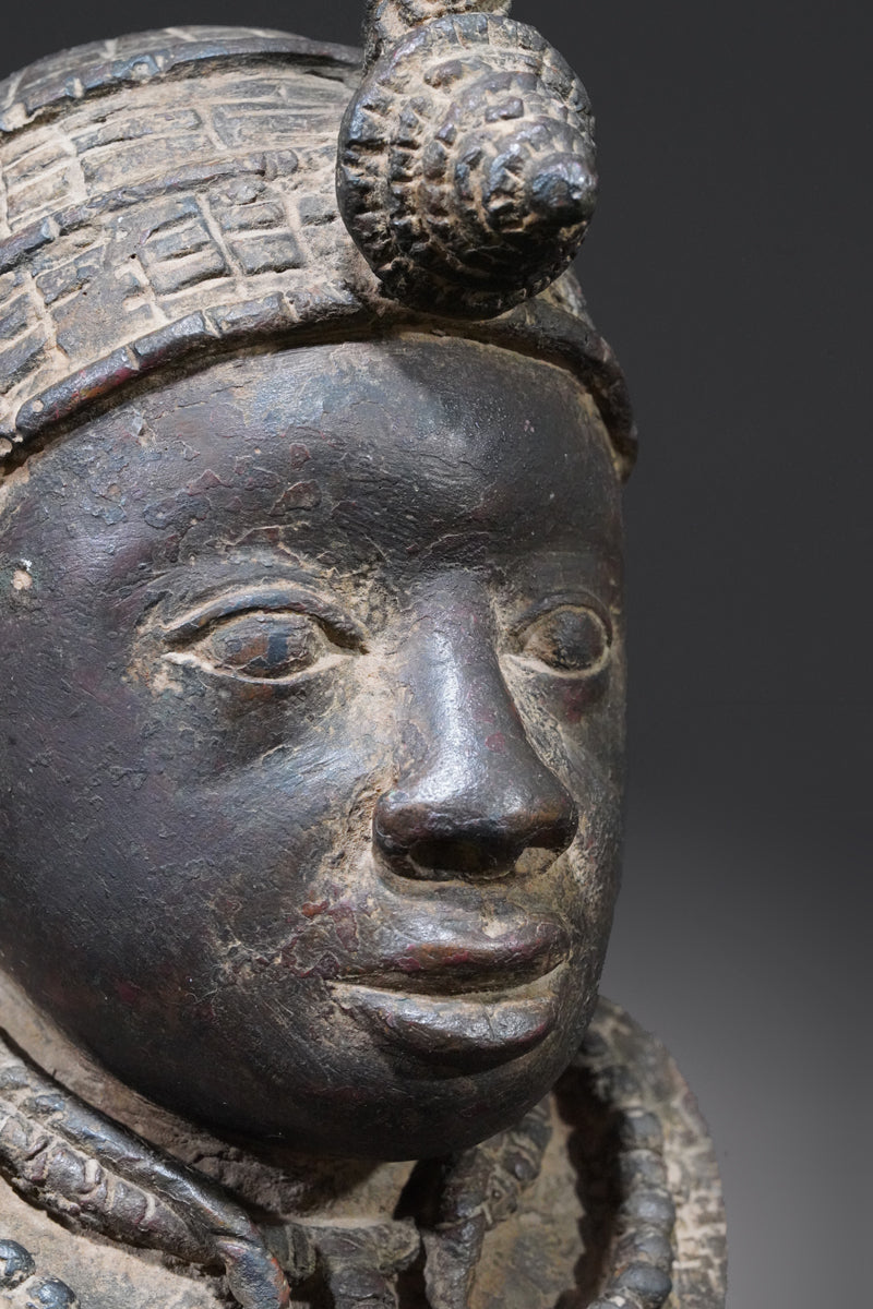 A bronze sculpture of an Ooni (Oba)