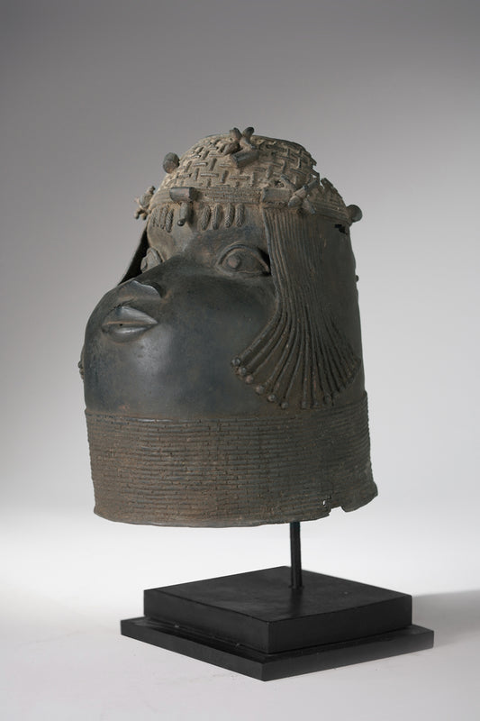 An Uhunmwu-Elao commemorative head of an Ọba