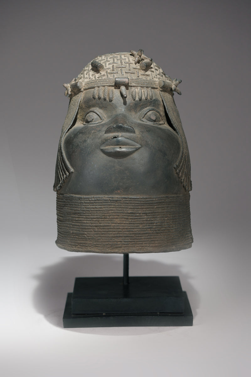 An Uhunmwu-Elao commemorative head of an Ọba