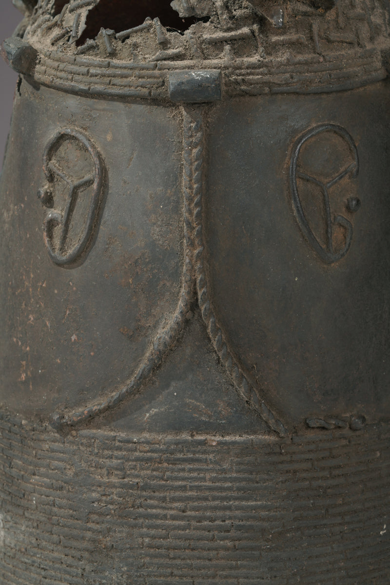 An Uhunmwu-Elao commemorative head of an Ọba