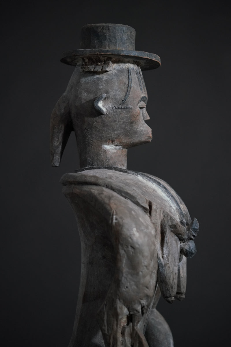 A female Urhobo statue