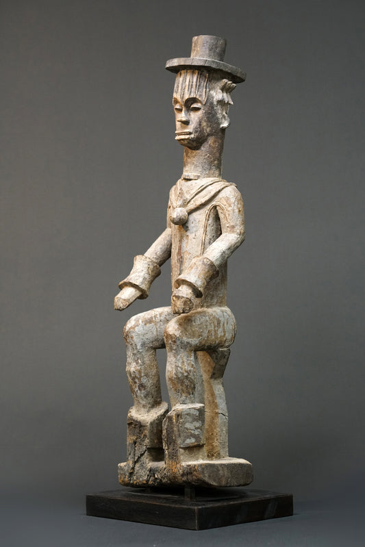 A male Urhobo statue