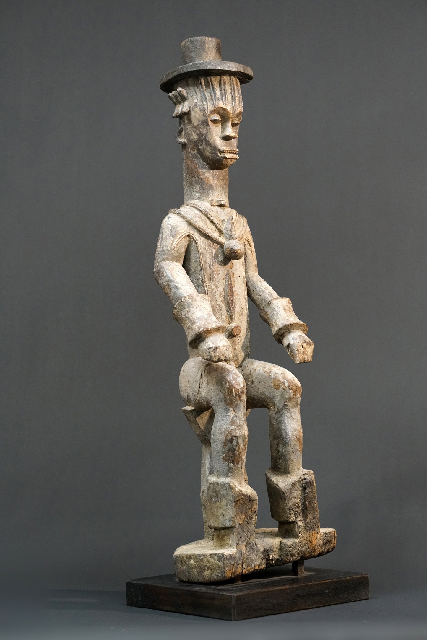 A male Urhobo statue